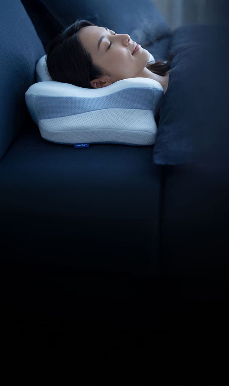 ひんやり快適に眠る女性
