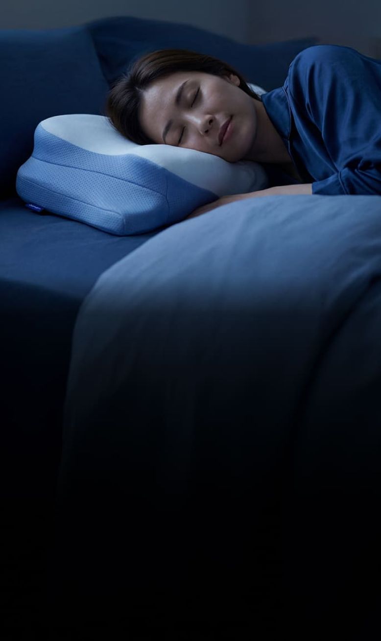 夜、枕で眠る女性